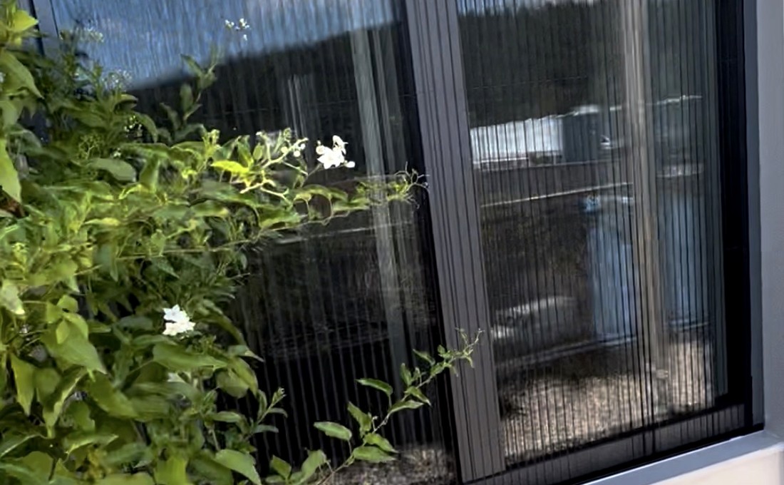 Fenster Insektenschutz mit schwarzem Rahmen